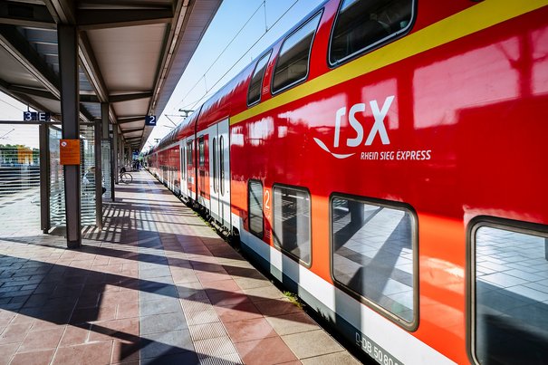 Ein Zug des RE 9 (RSX) hält am Bahnsteig (© go.Rheinland / Smilla Dankert)